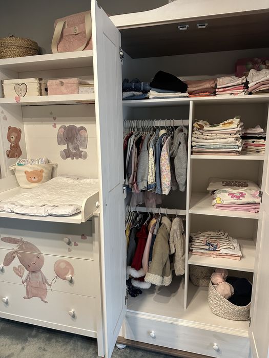 Set mobilier bebeluș – comodă de înfășat + dulap