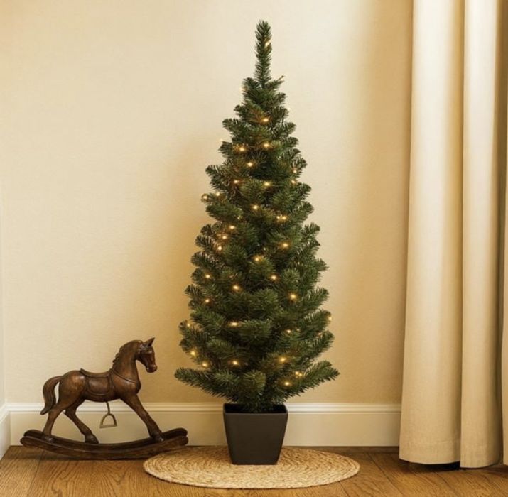 Коледна настолна елха със зелени клонки и 50 LED лампички – 50 см