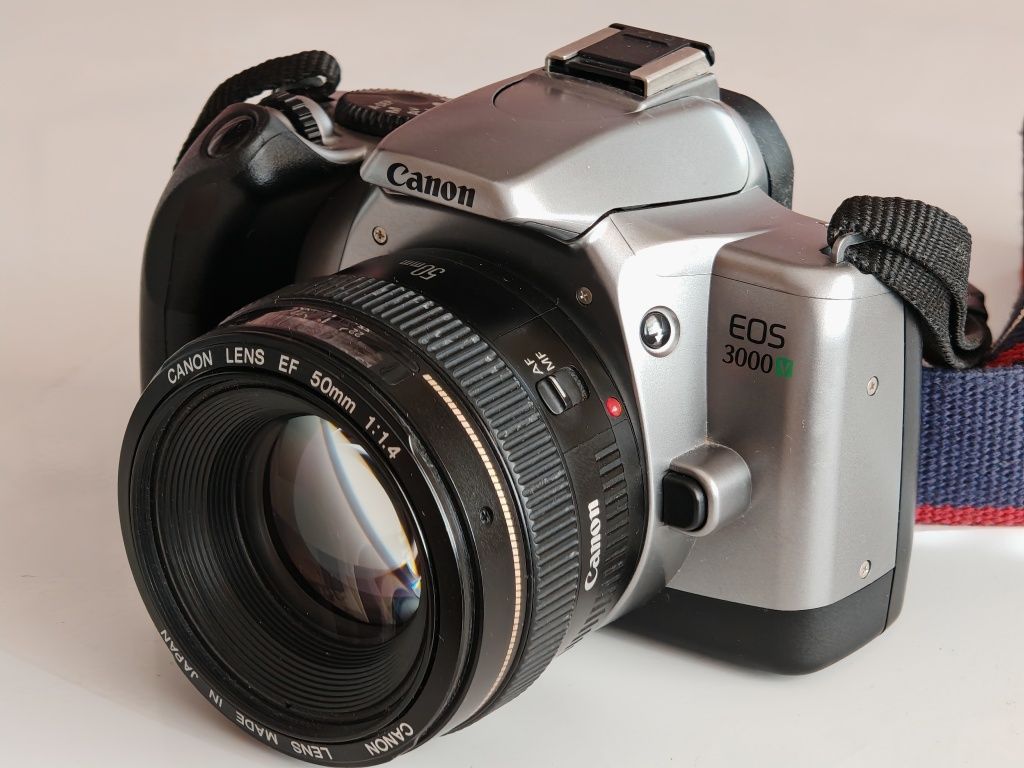 Лентов фотоапарат Canon 3000 V