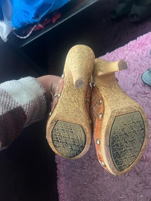 Дрехи обувки аксесоари