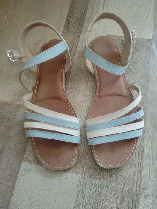 Sandale cu talpă joasă.