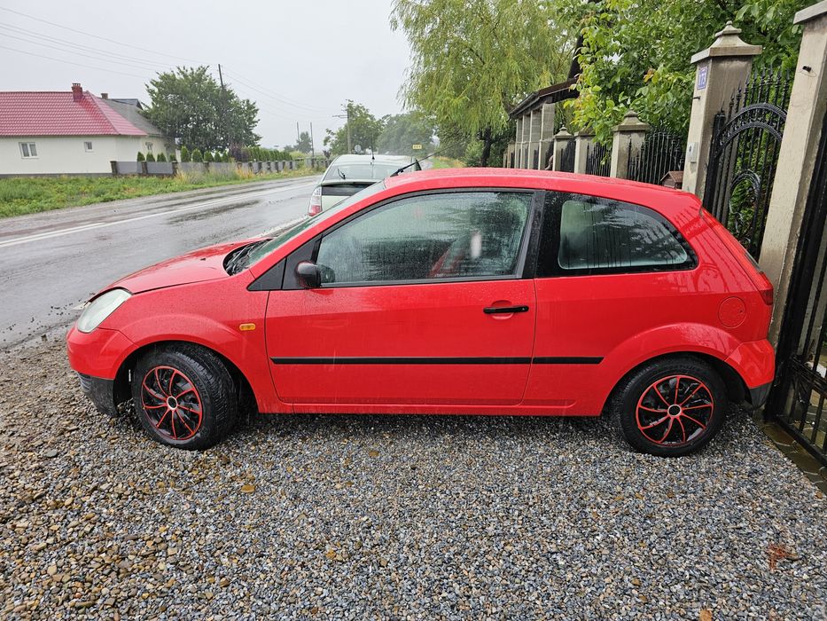 Vand Ford Fiesta 2003  1242cm  benzina 85.000km Avariat/ sau piese