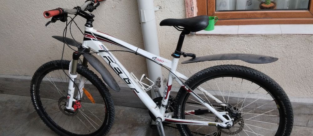 Bicicleta felt echipată Shimano