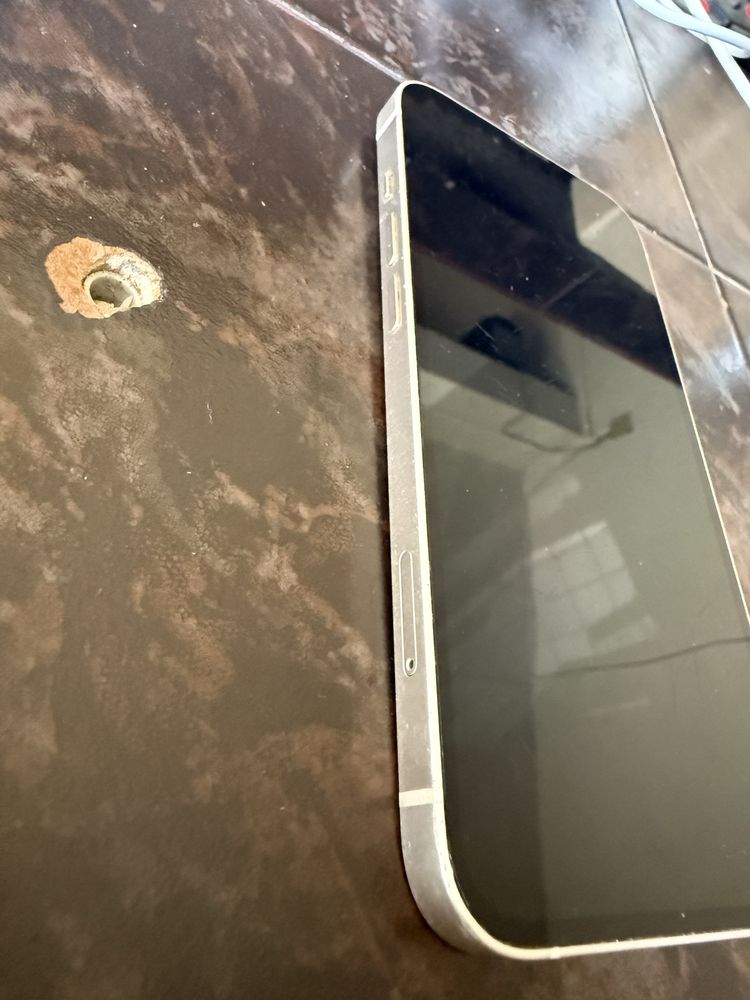 iPhone 13 - заключен/ iCloud/
