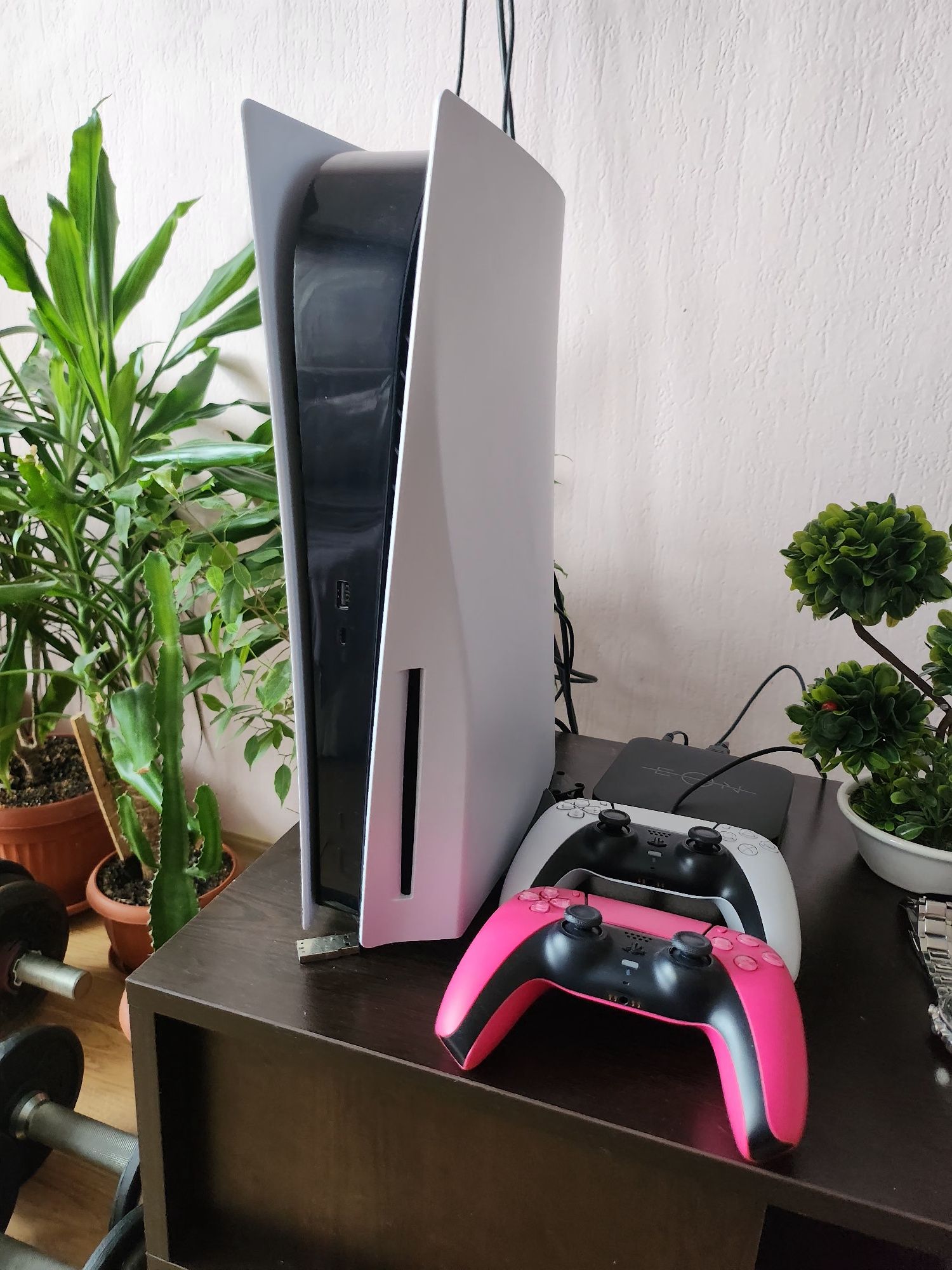 Playstation 5+dva kontrolera +igri