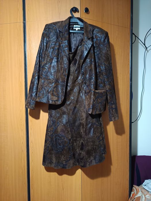 Дамски велурен костюм.