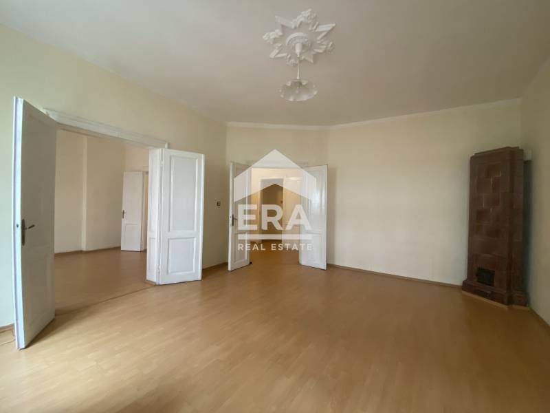 Продава се Тристаен апартамент в София, Център - 123 кв.м за 3163 €/кв.м - Снимка #2