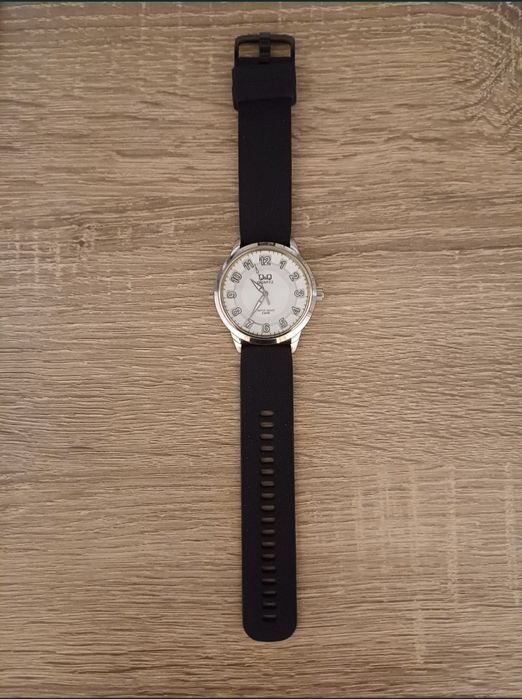 Ceas Q&Q, curea din silicon