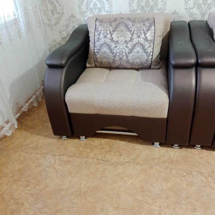 Продам диван в хорошем состояние один минус подлокотники протирались