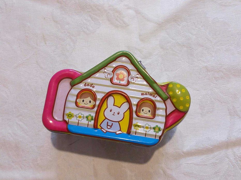 Касичка и светеща играчка -  4 лв