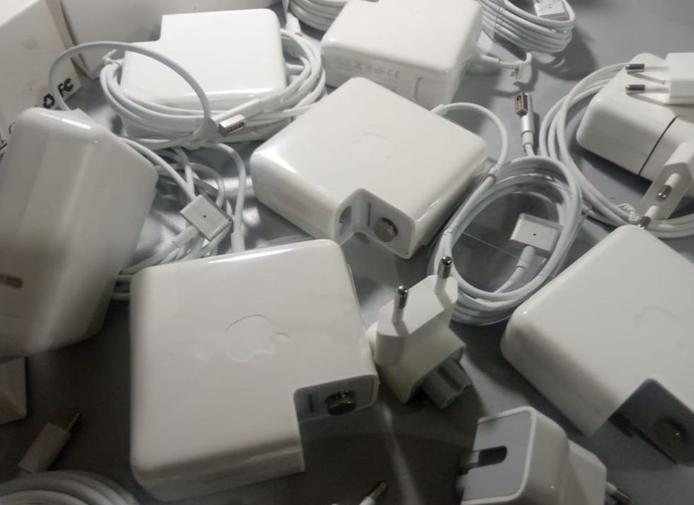 на MacBook 60W - зарядка, блок питания . .