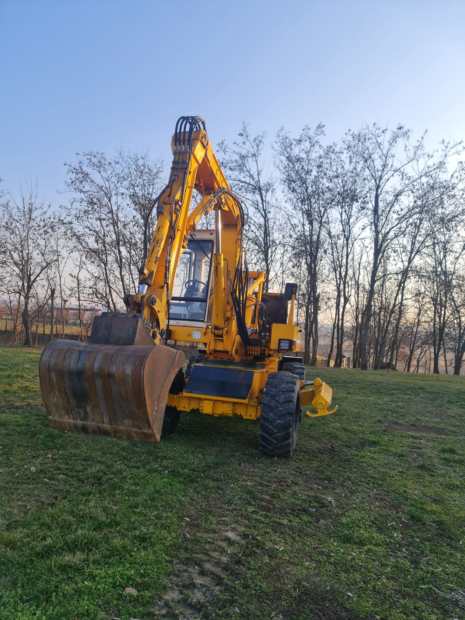 Vînd excavator Mecalac
