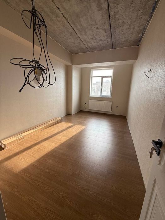 2xonalik 8qavatlik yangi gʻishtli uyning 8qavatida, eski tsum oldida,