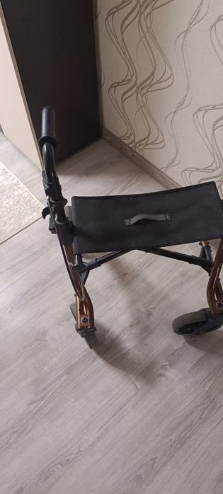 Продам ходунки для взрослых,складные , бу