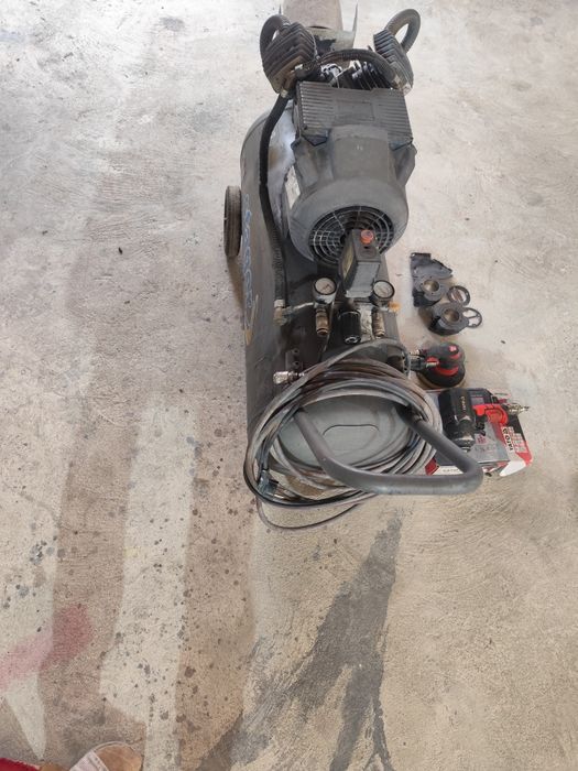 Vând Compresor  100 L cu accesorii