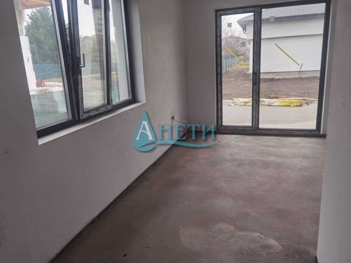 Едноетажна къща 160 м2 с двор в гр.Костинброд, кв.Зора. Отлична