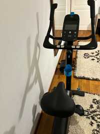 Bicicleta fitnes de apartament auto-alimentata si conectata DOMYOS 900