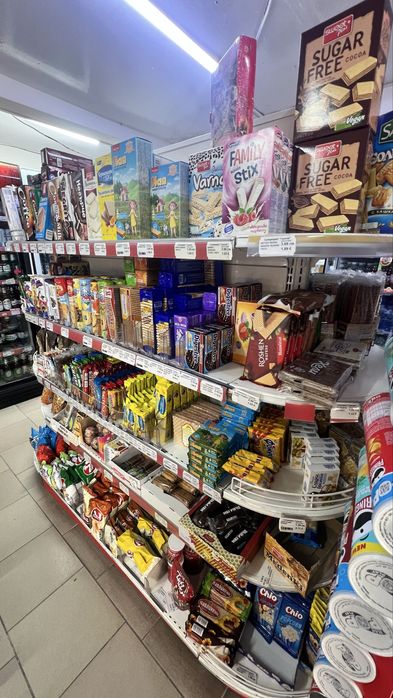 Островен стелаж за магазин