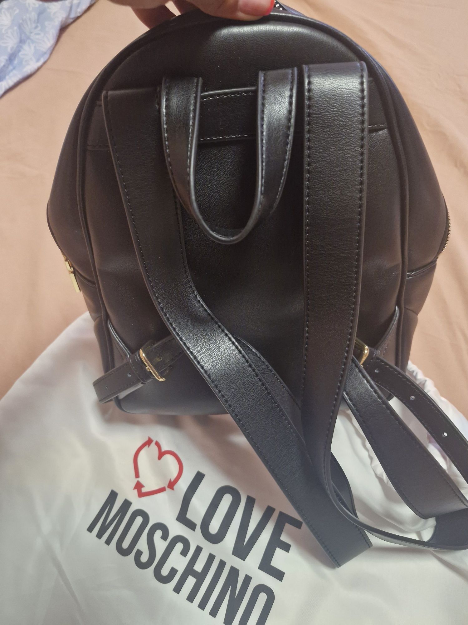 Чисто нова раница Moschino