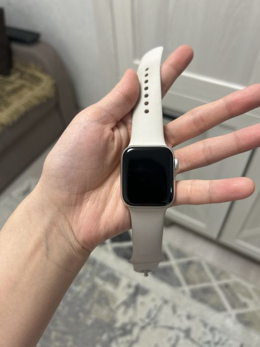 Продам Apple Watch SE