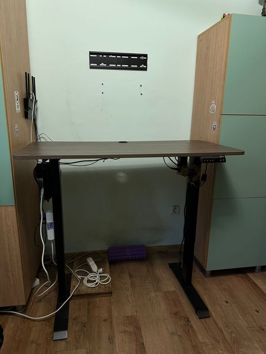 Vând birou, un mic defect(zgârietura din imagine)!