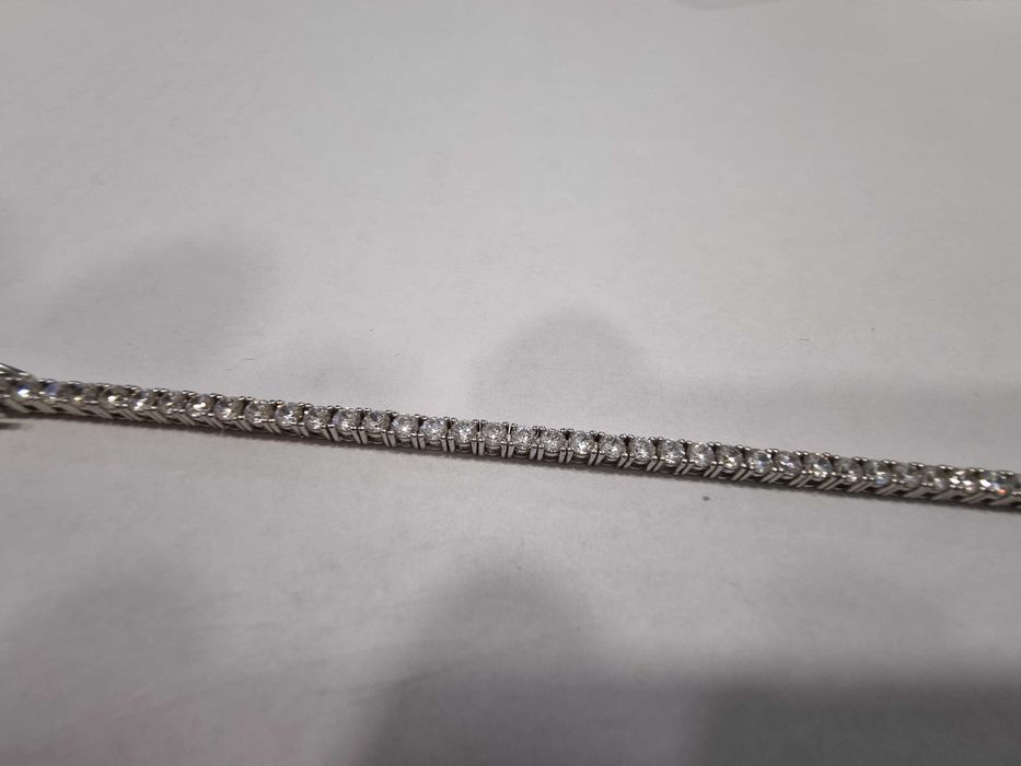 Красива дамска сребърна гривна с инкрустирани множество камъни