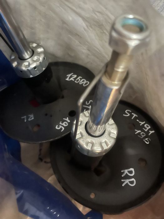 Продам стойки новые