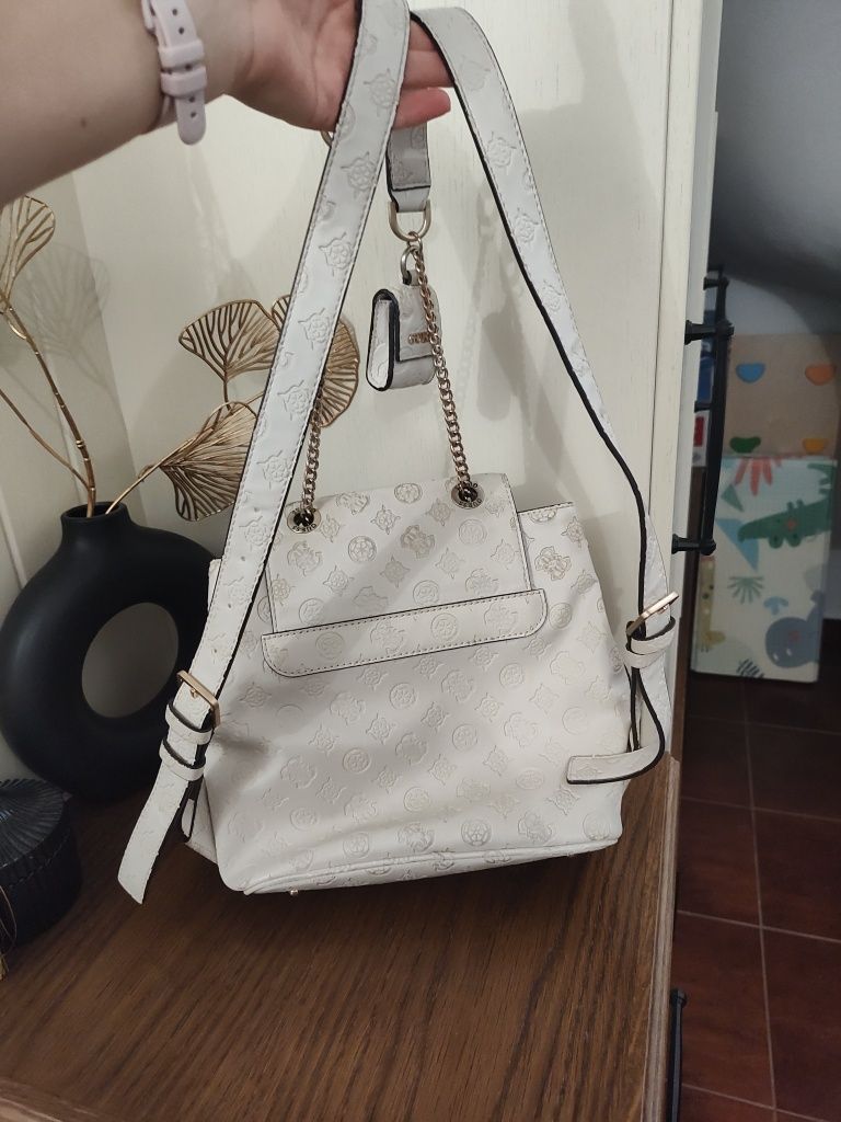Дамска раница Guess