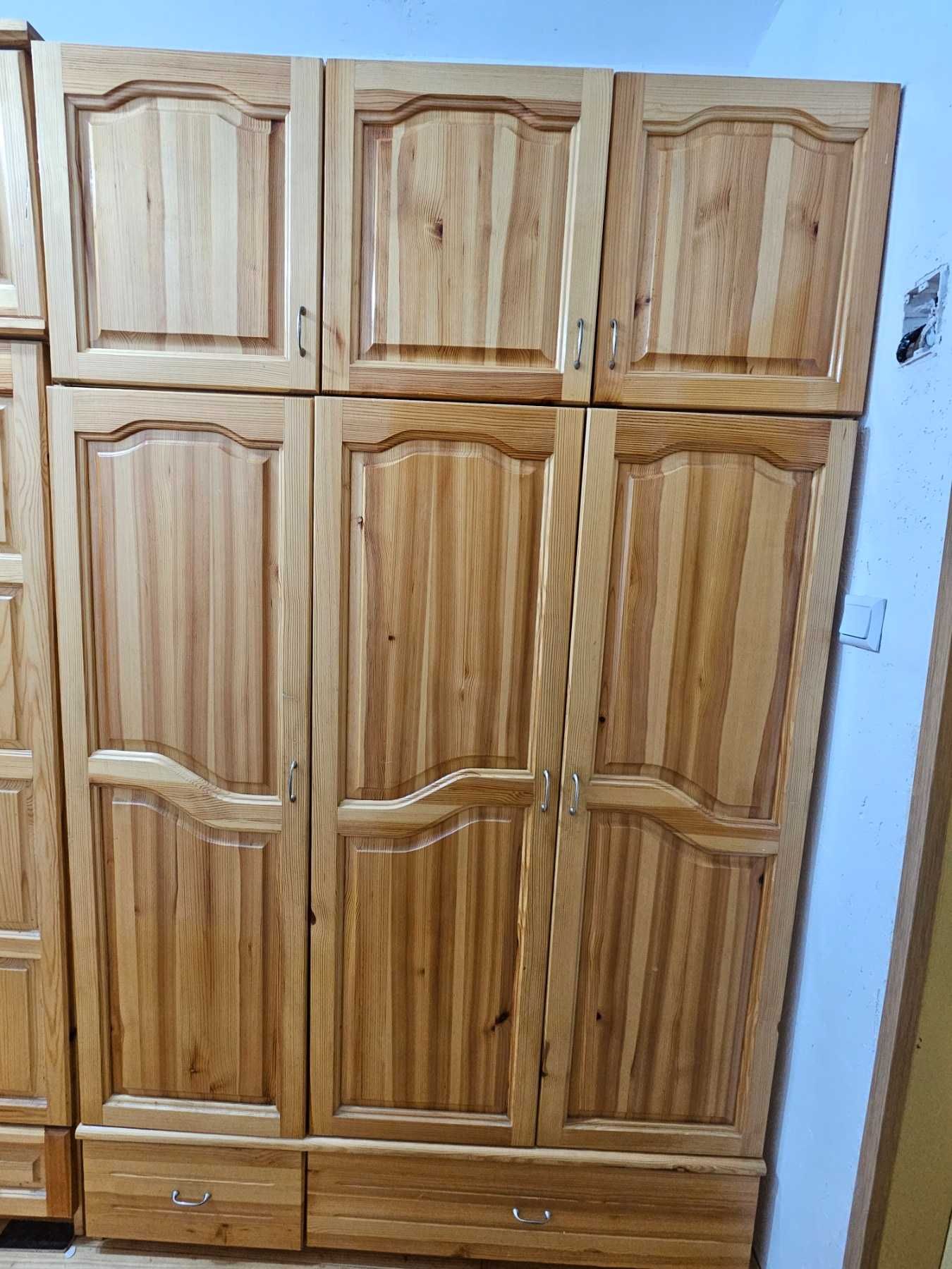 Два броя чамови гардероби