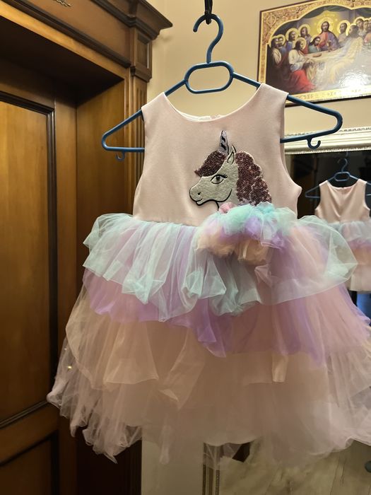 Vând rochita (unicorn ) pentru fetite varsta 3 ani