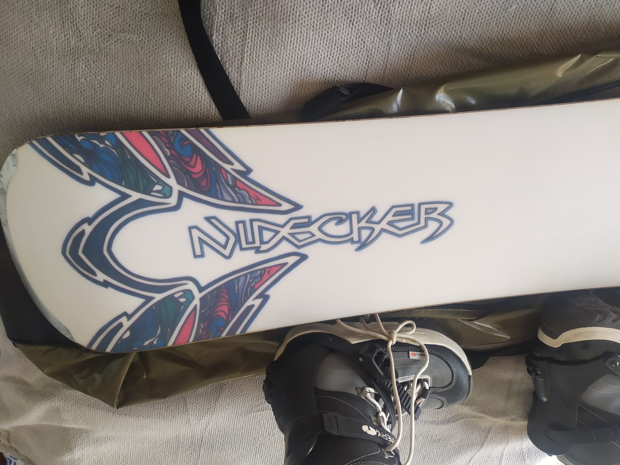 Placă snowboards CME Emery Nidecker de 157 și buti Nr 42. Nou in husă