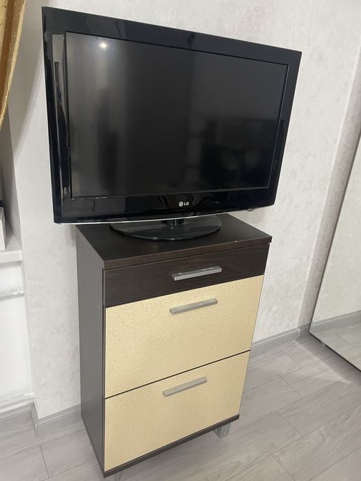 Продам телевизор с подставкой