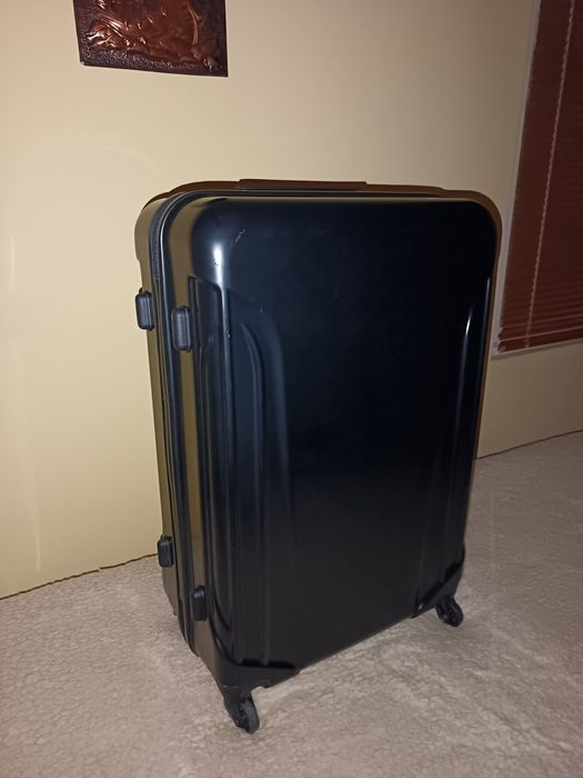 Продавам чисто нов комплект куфари