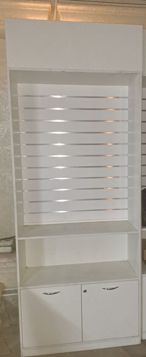 Шкаф витринный. Есть стена для крючков.