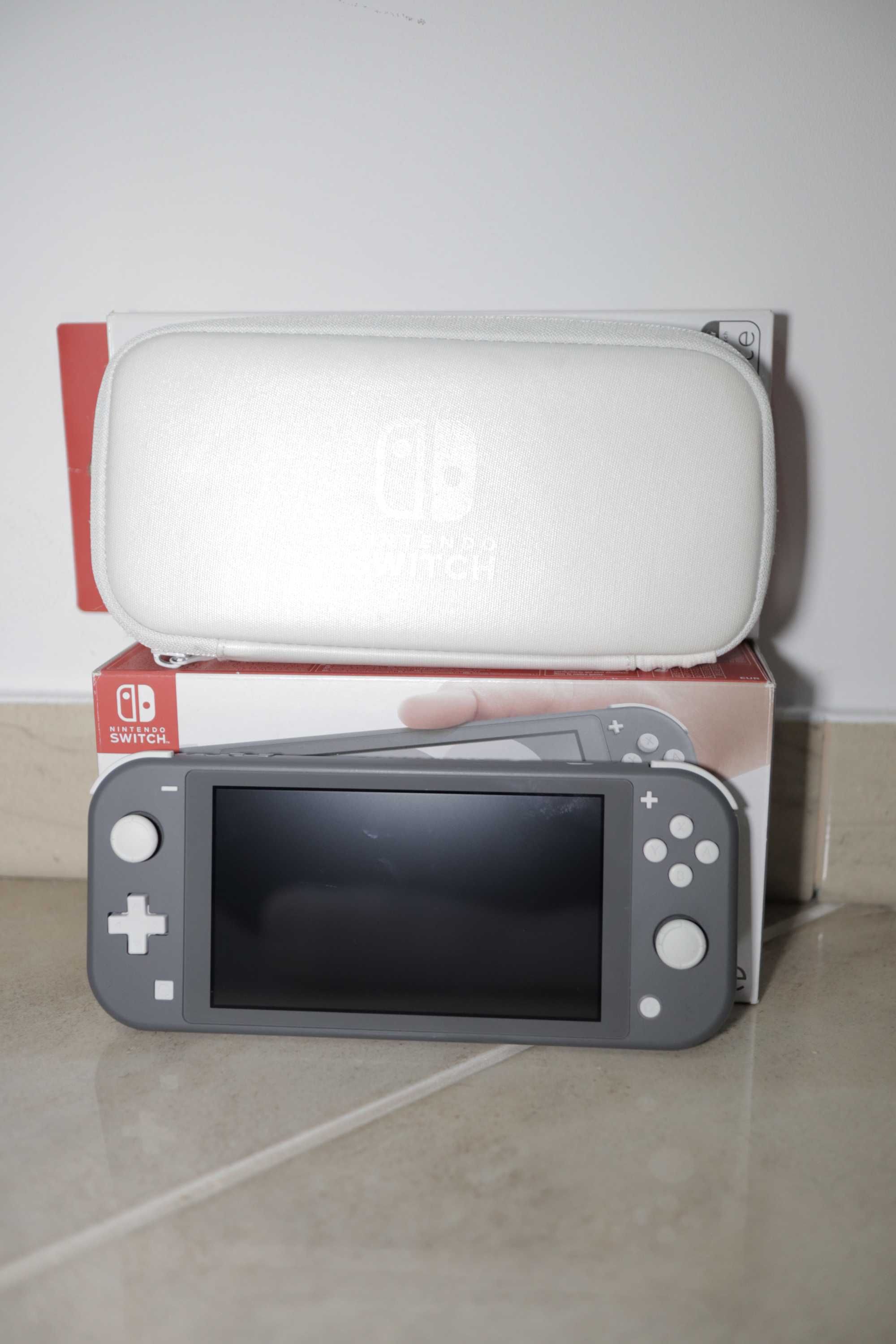 Nintendo Switch Lite + Trusa si HandGrip