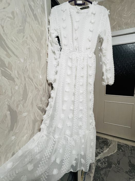 Платье белое вечерное с 3 д цветами