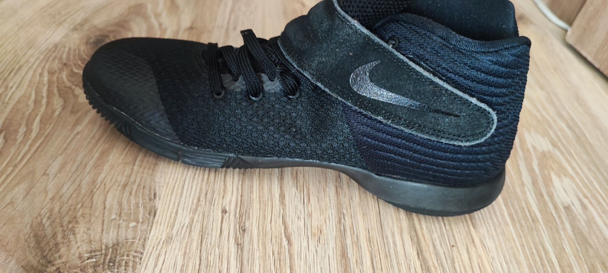 Мъжки маратонки Nike Kyrie 2 UKú EUR40
Triple Black