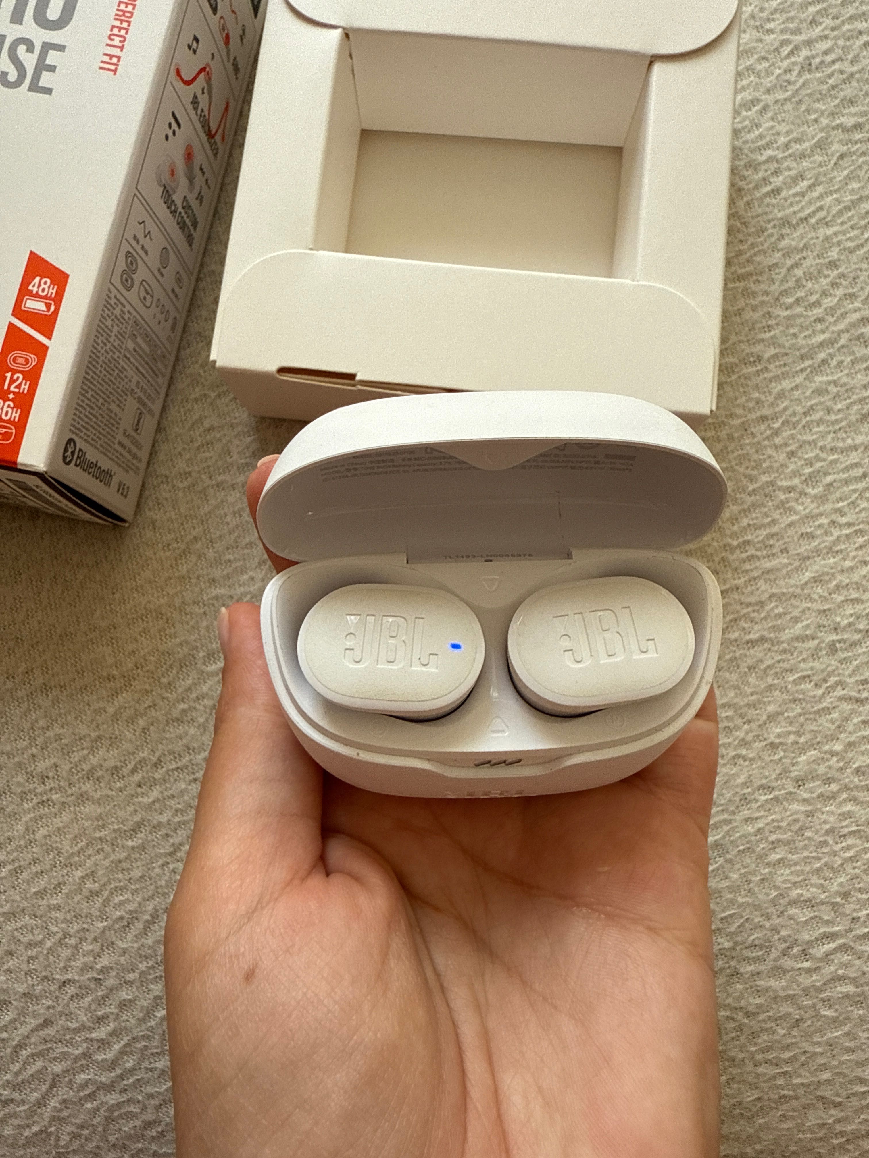 Бели Слушалки JBL