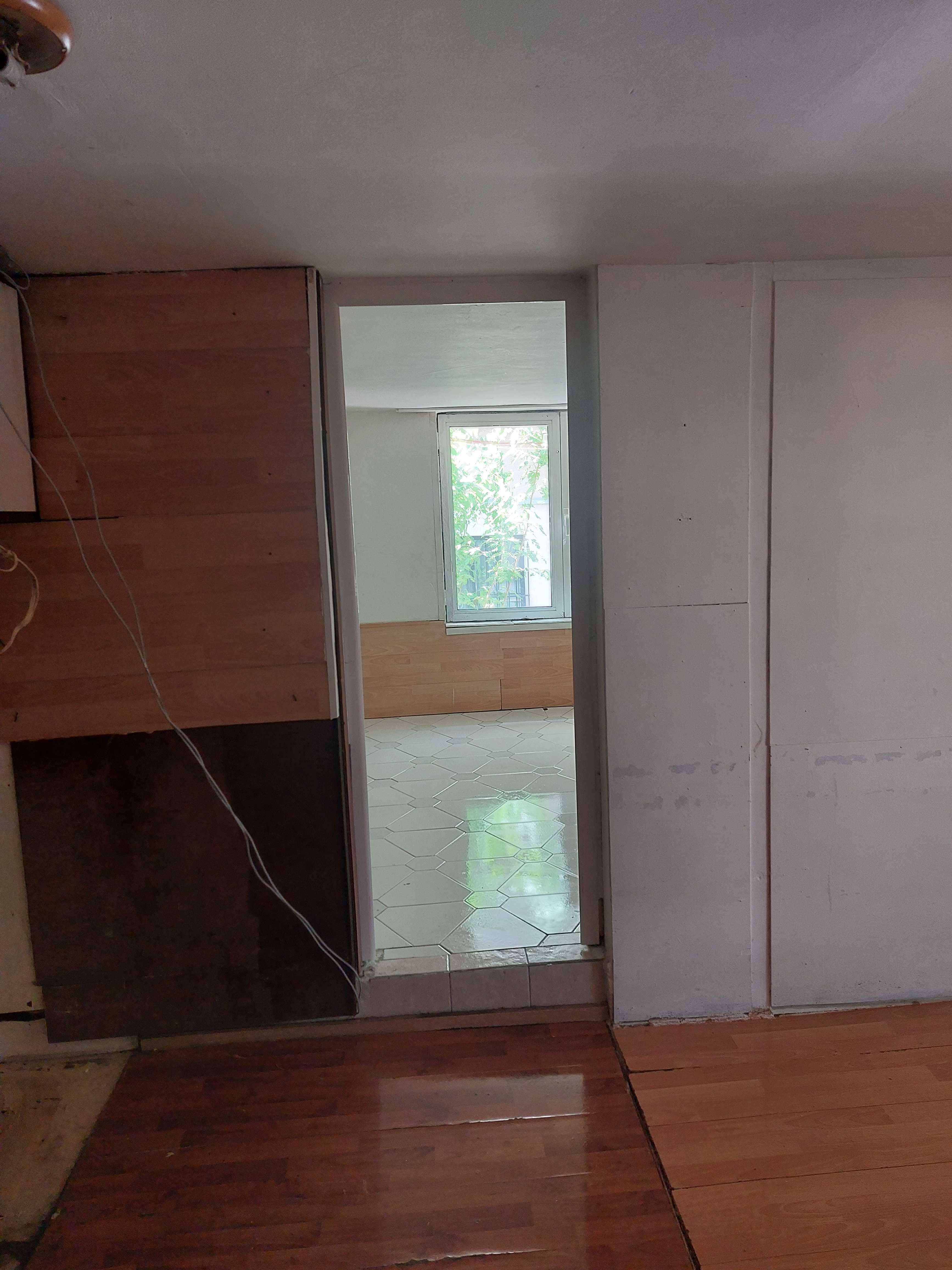 Продавам недвижим имот в кв. Банишора. Етаж първи, над гаражи.