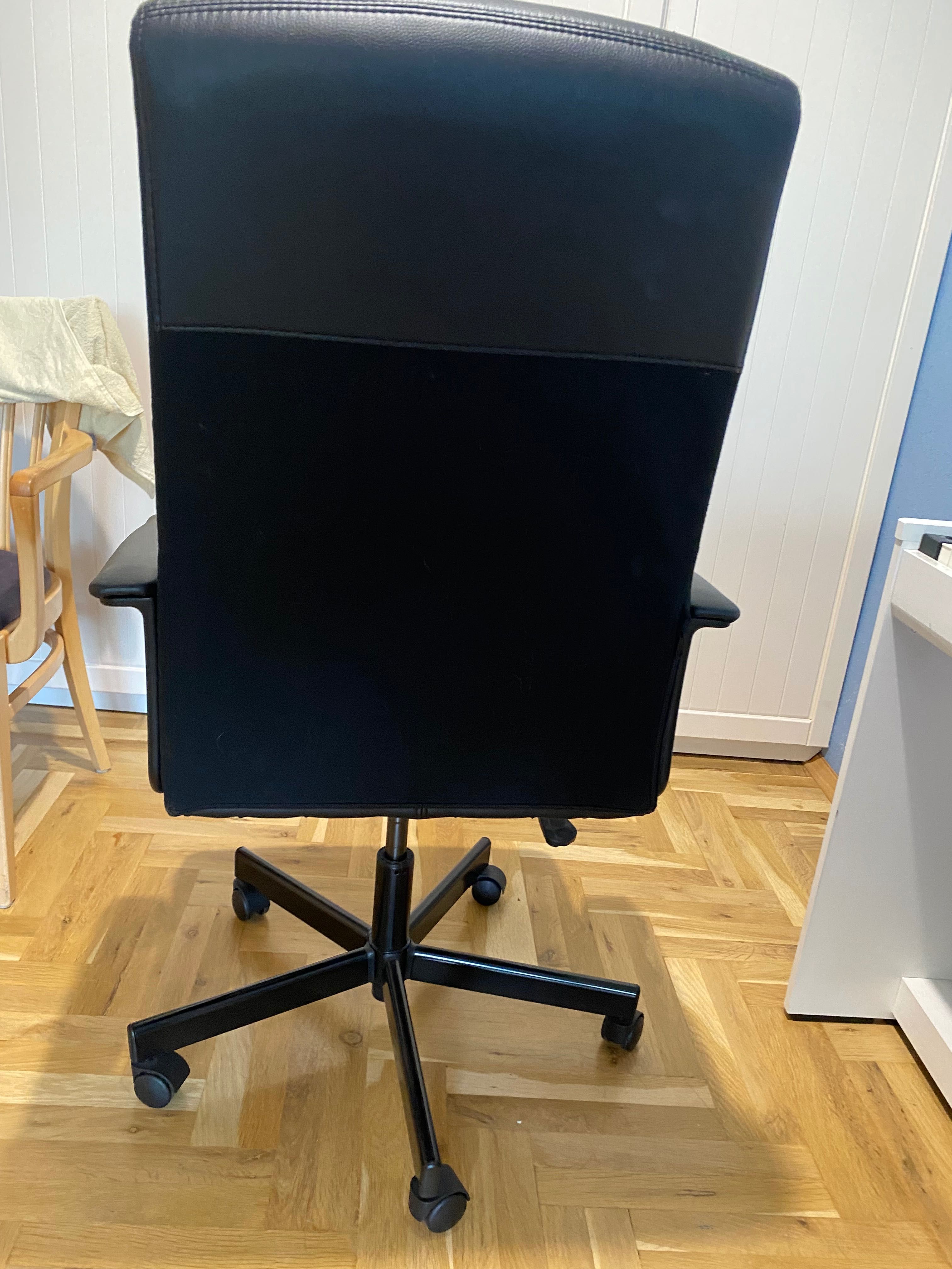 Стол за офис - кожен