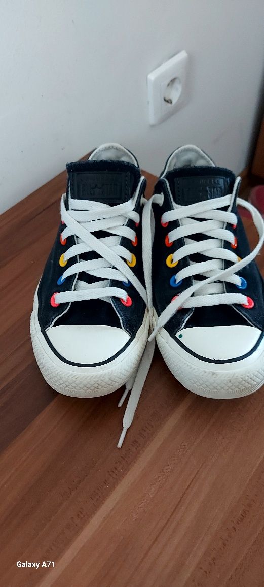 Дамски кецове Converse,без забележки.