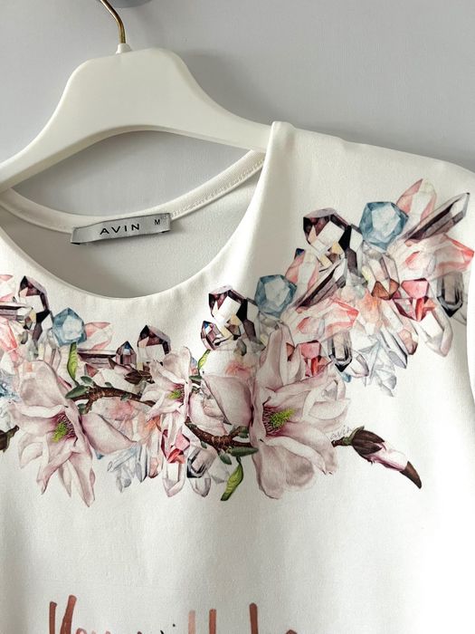 Тениска Avin в добро състояние размер М, но според мен става и за С