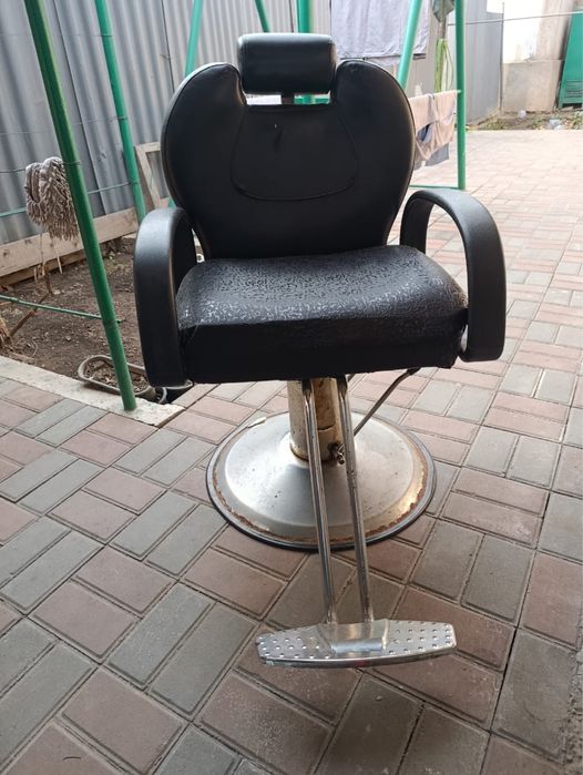 Продам парикмахерское кресло .