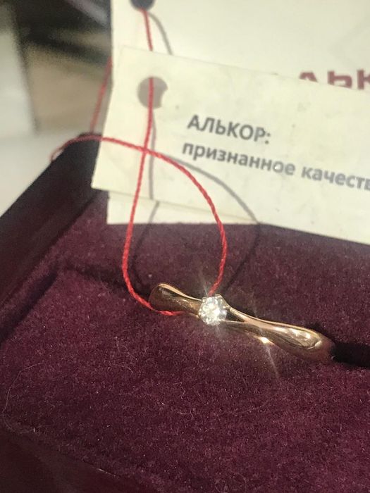 Новые золтотые помолвочные кольца с бриллиантом.