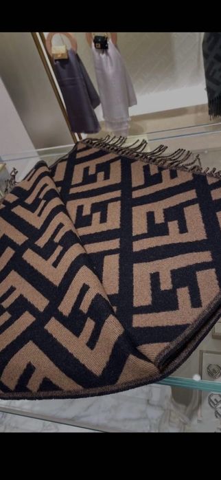 Fular Fendi, model 2026