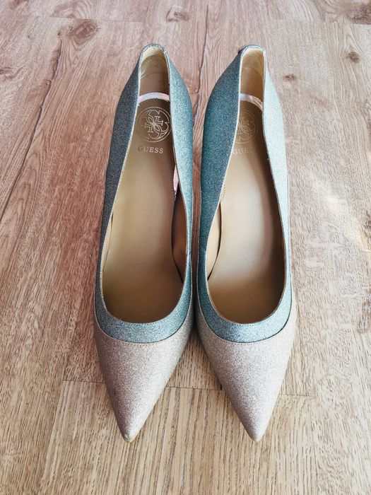 Продавам нови бляскави обувки на Guess