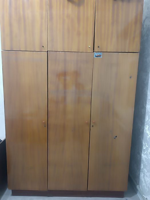 трёх дверный шкаф