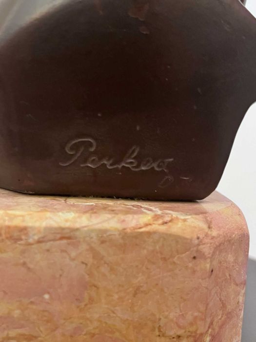 Statueta pe soclu de granit semnata bibelou bibelouri grea