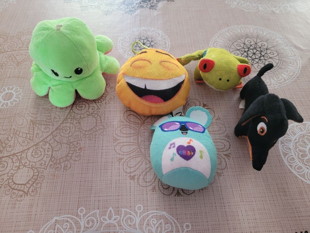 Различни плюшени играчки