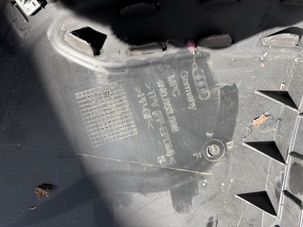 подкалник преден десен за Audi A8 D5 4N